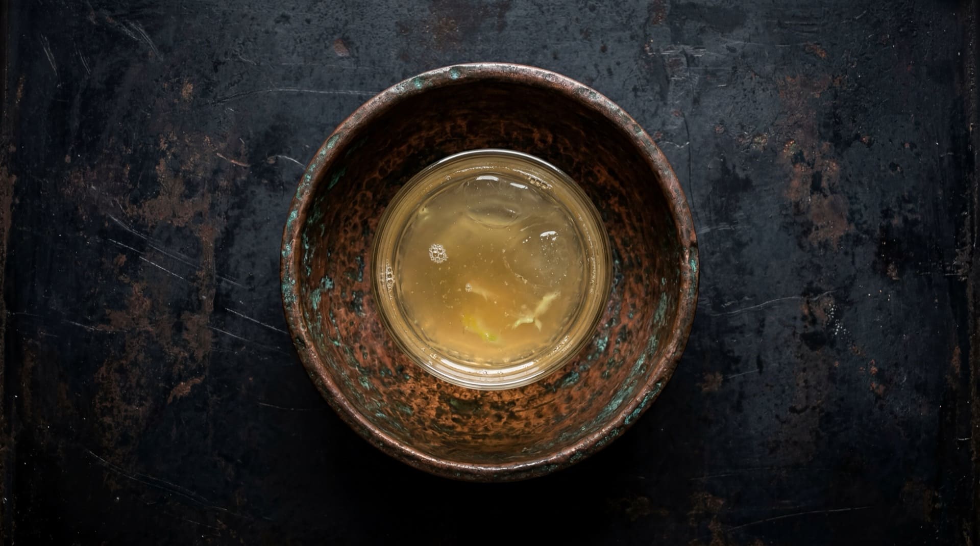 Agua de panela con limon version ligera con menos panela raspada, doble limon verde fresco y jengibre fresco rallado