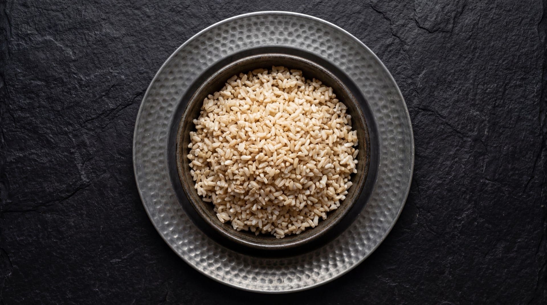 Arroz Diana integral cocido con vegetales salteados, brocoli y pollo asado como version saludable