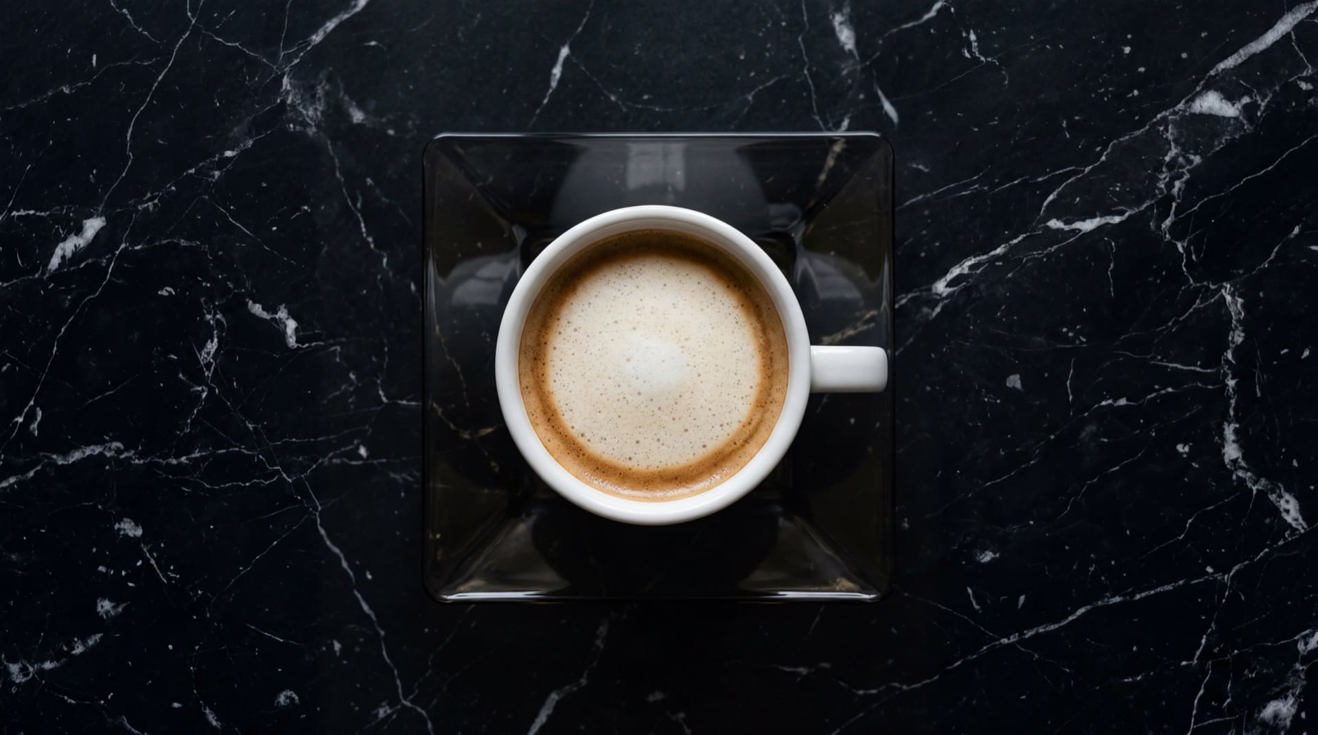 Cappuccino de Juan Valdez version ligera con leche de almendras sin azucar en taza de ceramica blanca