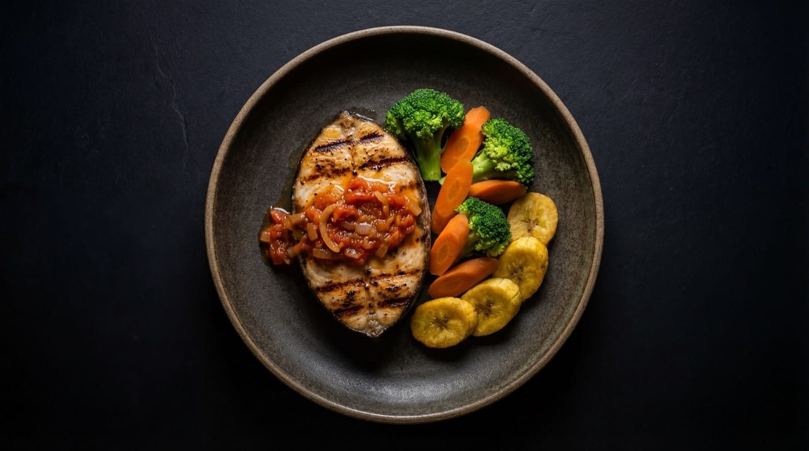 Pescado a la plancha con ensalada, version saludable del pescado frito colombiano