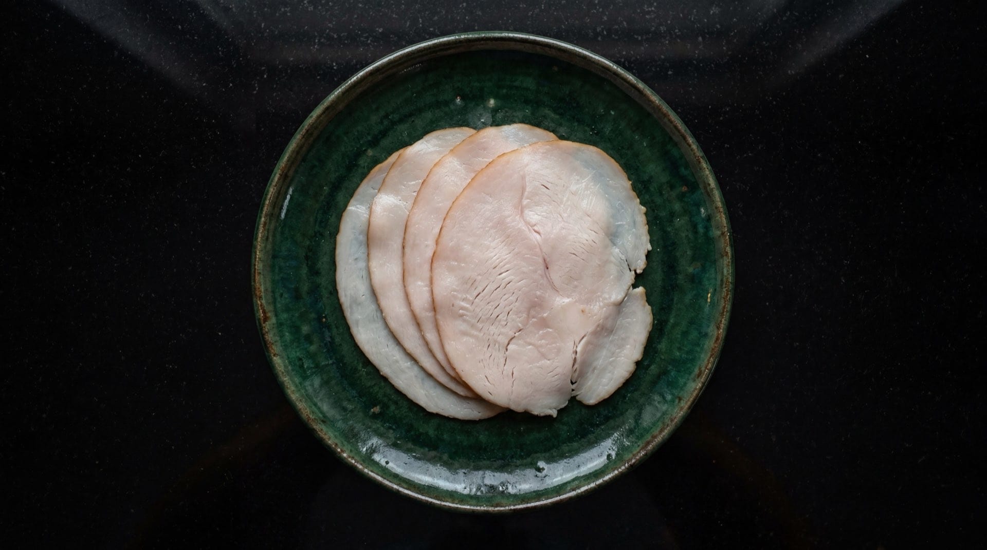 Alternativa saludable al salchichon Zenu: pechuga de pollo desmenuzada a la plancha con aguacate Hass y tomate rojo fresco en pan integral
