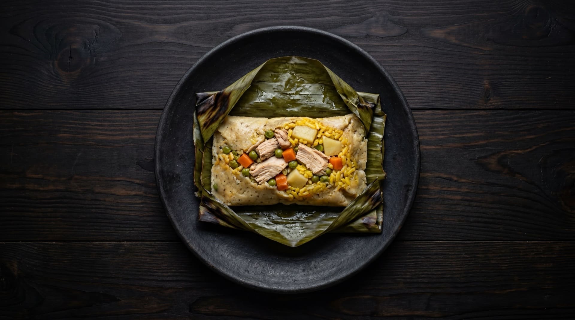 Tamal tolimense version ligera con menos manteca de cerdo y mas pechuga de pollo desmenuzada y verduras